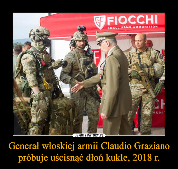 Generał włoskiej armii Claudio Graziano próbuje uścisnąć dłoń kukle, 2018 r.