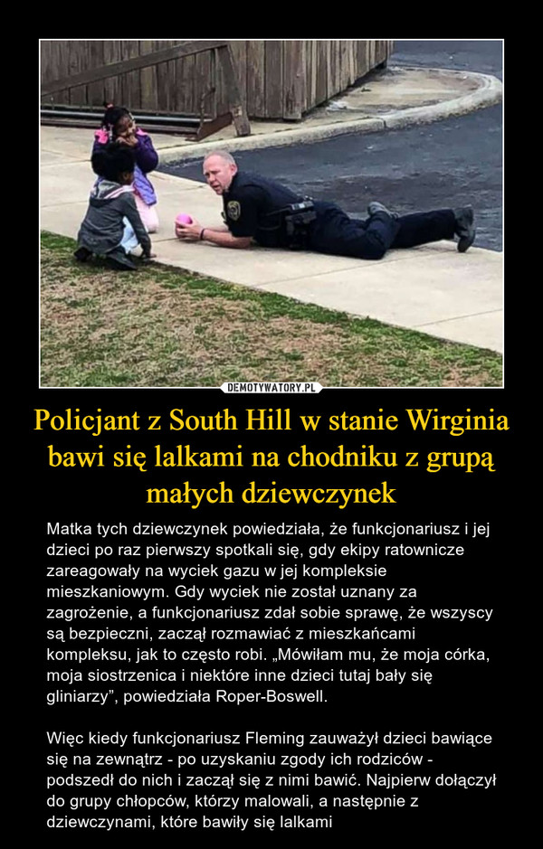 Policjant z South Hill w stanie Wirginia bawi się lalkami na chodniku z grupą małych dziewczynek