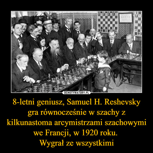 8-letni geniusz, Samuel H. Reshevsky gra równocześnie w szachy z kilkunastoma arcymistrzami szachowymi we Francji, w 1920 roku. Wygrał ze wszystkimi –  