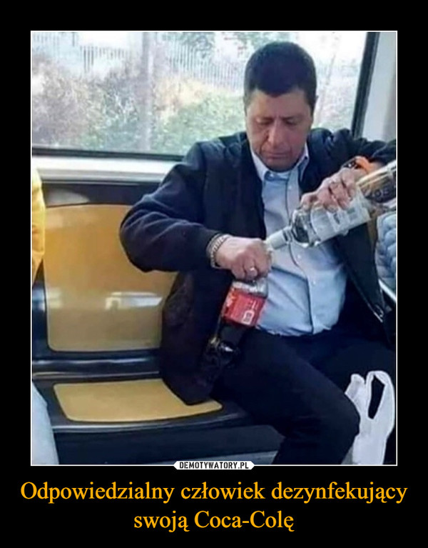 Odpowiedzialny człowiek dezynfekujący swoją Coca-Colę –  