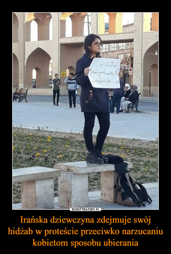 Irańska dziewczyna zdejmuje swój hidżab w proteście przeciwko narzucaniu kobietom sposobu ubierania –  