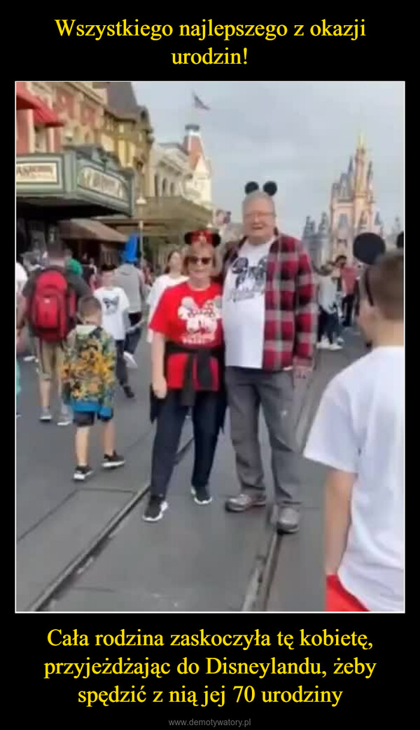 Cała rodzina zaskoczyła tę kobietę, przyjeżdżając do Disneylandu, żeby spędzić z nią jej 70 urodziny –  